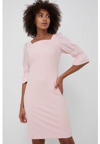 DKNY - Dkny Sukienka kolor różowy mini dopasowana. Kolor: różowy. Długość rękawa: krótki rękaw. Typ sukienki: dopasowane. Długość: mini
