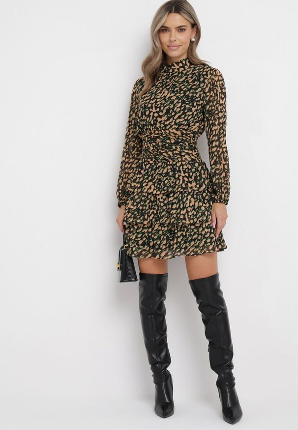 Born2be - Beżowo-Zielona Rozkloszowana Sukienka Mini w Modny Print Ozdobiona Brokatem Ifigentta. Kolor: beżowy. Wzór: aplikacja, nadruk. Długość: mini