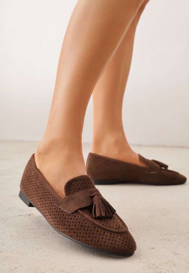Renee - Ciemnobrązowe Mokasyny VICES z Ażurową Cholewką i Frędzlami Hyrilea. Okazja: na co dzień. Kolor: brązowy. Materiał: jeans. Szerokość cholewki: normalna. Wzór: ażurowy. Styl: casual, street, boho