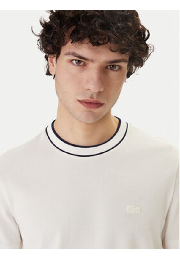 Lacoste T-Shirt TH8174 Biały Regular Fit. Kolor: biały. Materiał: bawełna