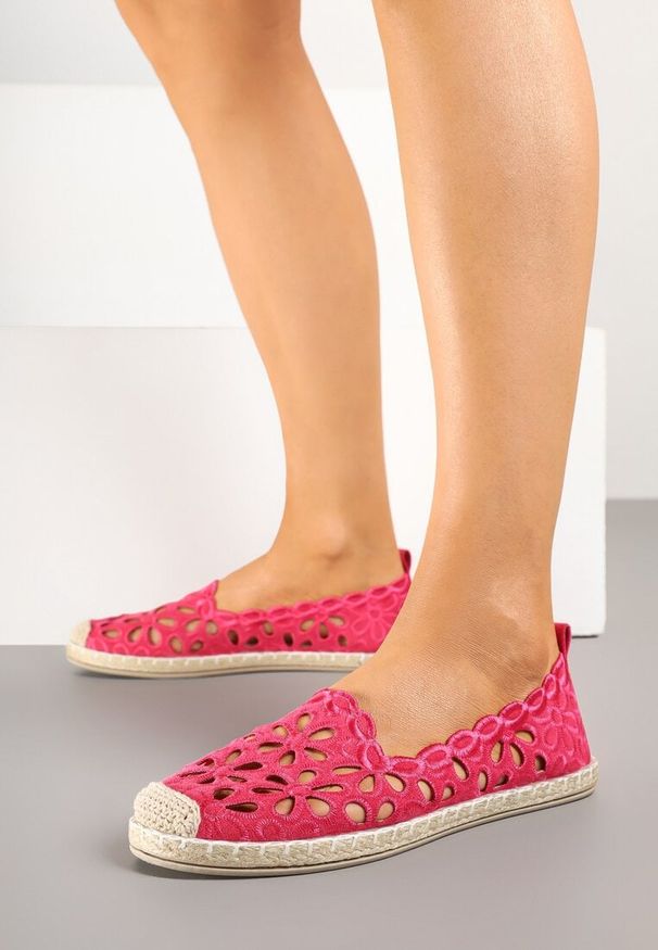 Born2be - Fuksjowe Espadryle z Ażurowymi Wycięciami Merindrela. Okazja: na co dzień, na imprezę, na spacer. Kolor: różowy. Materiał: jeans. Wzór: ażurowy. Sezon: lato. Styl: casual