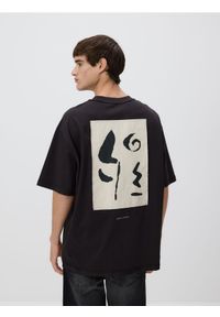 Reserved - T-shirt boxy z nadrukiem na plecach - czarny. Kolor: czarny. Materiał: bawełna, dzianina. Wzór: nadruk