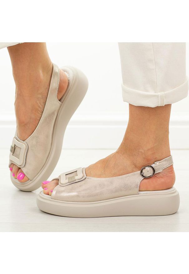 Złote skórzane sandały damskie Cambell 07339. Okazja: na co dzień. Kolor: złoty. Materiał: skóra. Wzór: aplikacja. Sezon: wiosna, lato. Obcas: na platformie. Styl: casual, klasyczny, elegancki