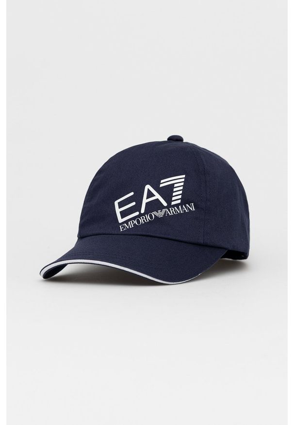 EA7 Emporio Armani czapka bawełniana kolor granatowy z aplikacją. Kolor: niebieski. Materiał: bawełna. Wzór: aplikacja