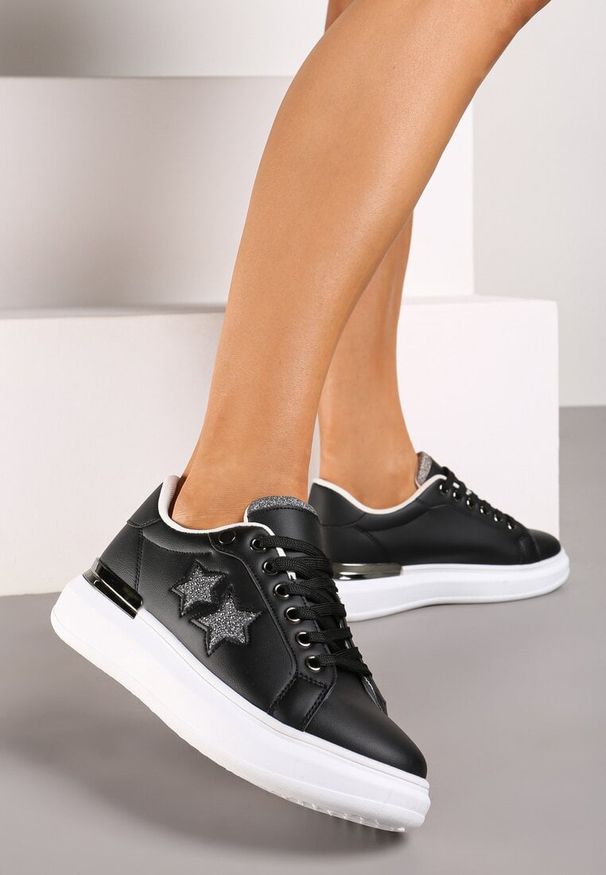 Born2be - Czarne Płaskie Sneakersy z Gwiazdkami i Metalicznymi Wstawkami Jalelia. Okazja: na spotkanie biznesowe. Nosek buta: okrągły. Kolor: czarny. Materiał: jeans. Wzór: aplikacja