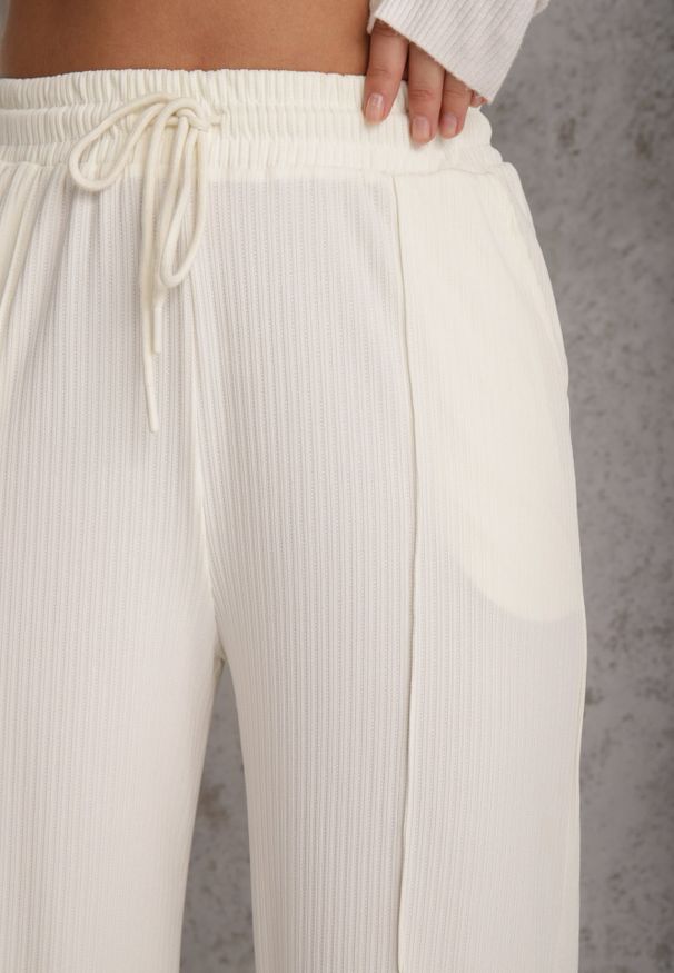 Renee - Jasnobeżowe Prążkowane Spodnie High Waist z Szerokimi Nogawkami Ginorria. Stan: podwyższony. Kolor: beżowy. Materiał: prążkowany. Długość: krótkie. Sezon: lato