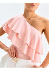 Sinsay - Body na jedno ramię z falbanami i domieszką wiskozy - różowy. Kolor: różowy. Materiał: wiskoza #1