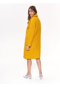 TOP SECRET - żółty płaszcz ze strukturalnej tkaniny. Okazja: do pracy, na co dzień. Kolor: żółty. Materiał: tkanina. Długość rękawa: długi rękaw. Długość: do kolan. Sezon: zima. Styl: casual, elegancki #4