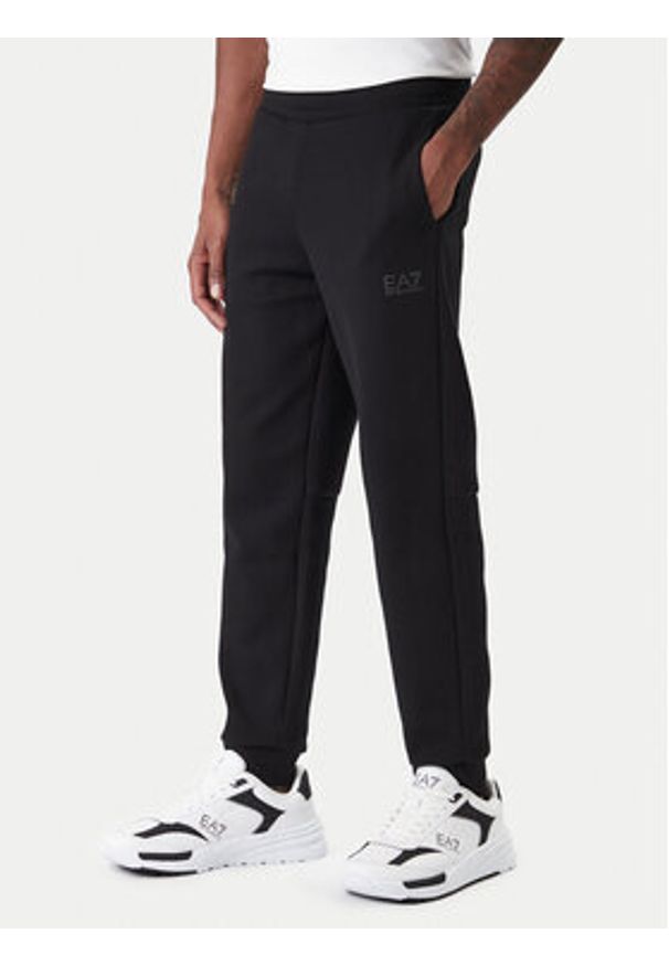 EA7 Emporio Armani Dres 7M001602 AF20845 UC001 Czarny Regular Fit. Kolor: czarny. Materiał: bawełna, syntetyk