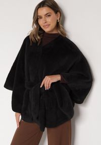 Born2be - Czarne Ponczo z Futerkiem i Wiązanym Paskiem Monalena. Okazja: na co dzień, do pracy, na spotkanie biznesowe. Kolor: czarny. Materiał: futro. Styl: biznesowy, casual, elegancki #1