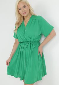Born2be - Zielona Sukienka z Kopertowym Dekoltem Wiązanym Paskiem i Gumką w Pasie Vung. Kolor: zielony. Materiał: materiał. Typ sukienki: kopertowe. Długość: mini #1