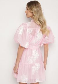 Born2be - Różowa Koszulowa Przezroczysta Sukienka z Bawełną Haftami i Paskiem Lirulira. Okazja: na co dzień. Kolor: różowy. Materiał: bawełna. Wzór: haft. Sezon: lato. Typ sukienki: koszulowe. Styl: casual, elegancki #6