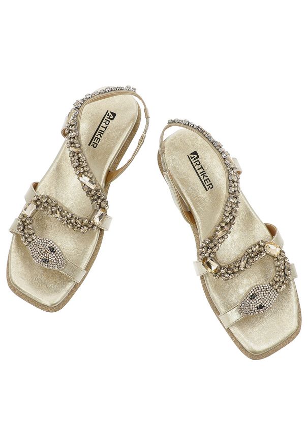 Złote Sandały Artiker Eleganckie Obuwie Damskie Z Motywem Zwierzęcym. Zapięcie: pasek. Kolor: złoty. Materiał: materiał. Wzór: motyw zwierzęcy. Sezon: lato. Styl: elegancki