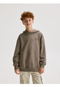 Reserved - Bluza oversize z kapturem - ciemnobrązowy. Typ kołnierza: kaptur. Kolor: brązowy. Materiał: dzianina, bawełna #1