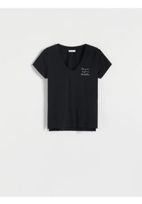 Reserved - T-shirt z nadrukiem - czarny. Kolor: czarny. Materiał: dzianina, bawełna. Wzór: nadruk