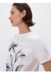 Reserved - T-shirt z haftowanym wzorem - złamana biel. Materiał: bawełna. Wzór: haft