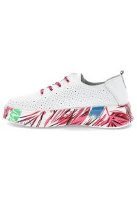 Białe Sneakersy Filippo Modne Obuwie Damskie Na Kolorowej Podeszwie. Zapięcie: sznurówki. Kolor: biały. Materiał: materiał. Szerokość cholewki: normalna. Wzór: kolorowy. Styl: sportowy, klasyczny #3