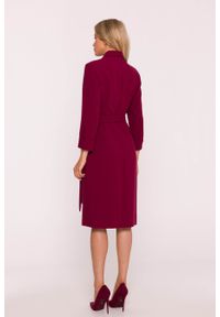 Stylove - Elegancka sukienka ołówkowa kopertowa z wiązaniem bordowa. Okazja: na spotkanie biznesowe, do pracy. Typ kołnierza: typu klepsydra, dekolt kopertowy, dekolt w kształcie V. Kolor: czerwony, brązowy, beżowy. Materiał: elastan, tkanina, poliester, wiskoza. Wzór: gładki. Typ sukienki: ołówkowe, kopertowe. Styl: elegancki. Długość: midi