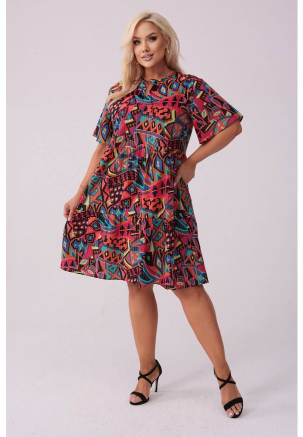 Moda Size Plus Iwanek - Bawełniana sukienka Laura w abstrakcyjne wzory PLUS SIZE OVERSIZE XXL. Okazja: na co dzień. Kolekcja: plus size. Materiał: bawełna. Wzór: geometria, kwiaty, ze splotem. Typ sukienki: oversize, dla puszystych. Styl: casual, elegancki