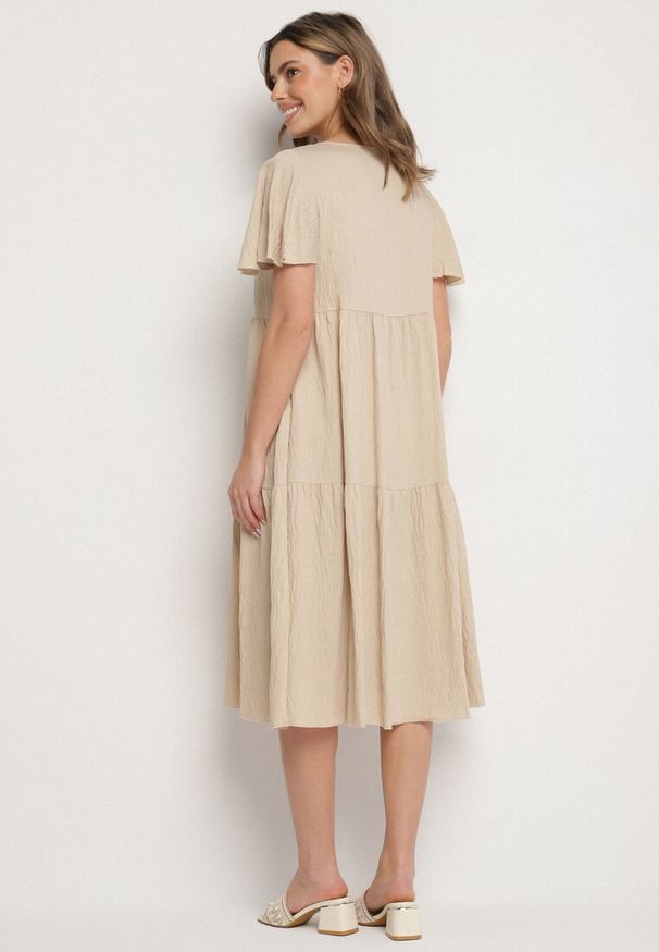 Born2be - Jasnobeżowa Wiskozowa Sukienka Rozkloszowana z Dekoltem V Natilenia. Okazja: na co dzień. Kolor: beżowy. Materiał: wiskoza. Styl: klasyczny, casual, elegancki