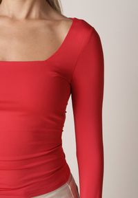 Born2be - Czerwona Elastyczna Bluzka z Kwadratowym Dekoltem z Wiskozą Doriore. Okazja: na co dzień. Typ kołnierza: dekolt kwadratowy. Kolor: czerwony. Materiał: wiskoza. Styl: casual, klasyczny, elegancki #7