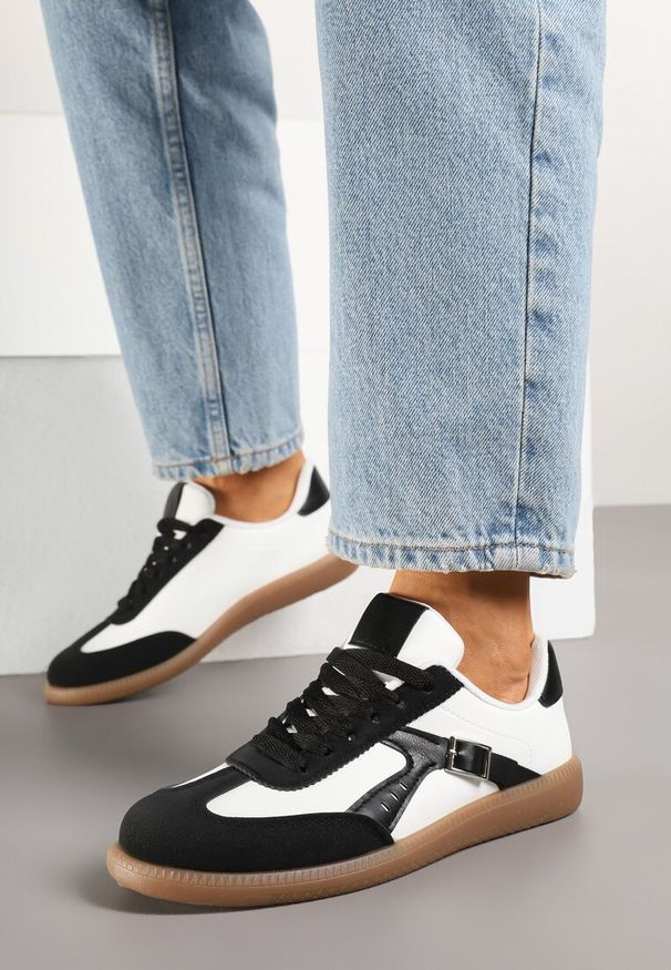 Renee - Czarno-Białe Sneakersy Klasyczne Tenisówki Zdobione Klamerką Senaniela. Okazja: na co dzień, na spotkanie biznesowe, do pracy, na spacer. Kolor: czarny. Wzór: aplikacja. Obcas: na płaskiej podeszwie. Sport: turystyka piesza