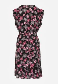 Renee - Czarna Sukienka z Wiskozy Philameia. Okazja: na co dzień. Typ kołnierza: dekolt w kształcie V, kołnierz z falbankami. Kolor: czarny. Wzór: aplikacja, kwiaty. Typ sukienki: proste. Materiał: wiskoza. Długość rękawa: krótki rękaw. Sezon: lato. Styl: boho, casual. Długość: mini #4