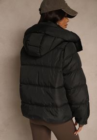 Renee - Czarna Oversizowa Kurtka Puffer z Kapturem i Naszywką przy Rękawie Azine. Okazja: na co dzień. Typ kołnierza: kaptur. Kolor: czarny. Materiał: jeans, dzianina. Wzór: aplikacja. Styl: casual