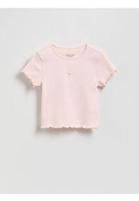 Reserved - Prążkowany t-shirt z haftem - pastelowy róż. Kolor: różowy. Materiał: prążkowany. Długość: krótkie. Wzór: haft