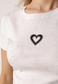 Born2be - Biały Bawełniany T-shirt z Cyrkoniowym Sercem Arielin. Okazja: na co dzień. Kolor: biały. Materiał: bawełna. Wzór: aplikacja. Styl: casual, klasyczny, sportowy #7