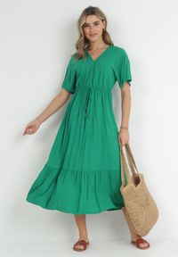 Born2be - Zielona Rozkloszowana Sukienka Maxi z Gumką i Sznurkiem w Talii z Wiskozy Baneta. Okazja: na co dzień. Kolor: zielony. Materiał: wiskoza. Typ sukienki: proste. Styl: casual. Długość: maxi #1