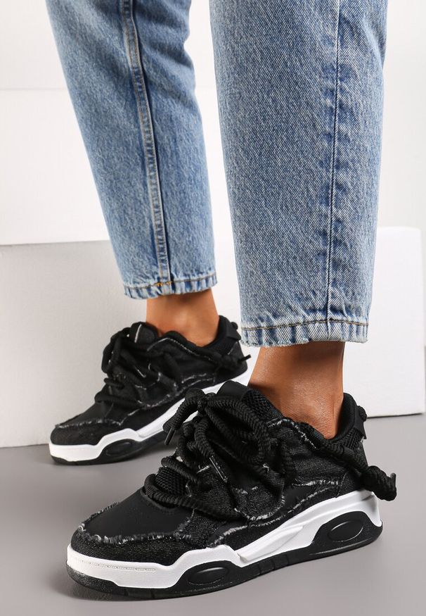 Renee - Czarne Sneakersy z Perforacją i Materiałowymi Wstawkami z Ozdobnym Sznurowaniem Luneth. Kolor: czarny. Materiał: materiał