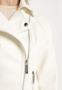 Born2be - Jasnobeżowa Kurtka Ramoneska o Klasycznym Taliowanym Kroju Melonira. Okazja: na co dzień. Kolor: beżowy. Materiał: jeans. Styl: klasyczny #5