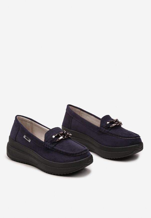 Born2be - Granatowe Mokasyny na Platformie z Imitacji Zamszu Ozdobione Łańcuszkiem Ardanica. Okazja: na co dzień, na spotkanie biznesowe. Kolor: niebieski. Materiał: zamsz. Wzór: aplikacja. Obcas: na platformie. Styl: klasyczny, casual, elegancki, biznesowy