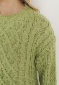 Born2be - Jasnozielony Sweter z Kaszmirem i Warkoczowym Splotem Junivesa. Kolor: zielony. Materiał: kaszmir, dzianina. Długość rękawa: długi rękaw. Długość: długie. Wzór: ze splotem