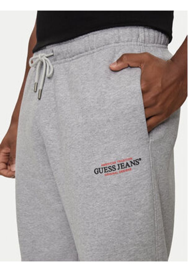 Guess Jeans Spodnie dresowe M4YB18 K9V31 Szary Regular Fit. Kolor: szary. Materiał: bawełna