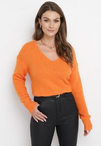 Born2be - Pomarańczowy Klasyczny Sweter z Trójkątnym Dekoltem i Ściągaczami Nurela. Kolor: pomarańczowy. Długość rękawa: długi rękaw. Długość: długie. Styl: klasyczny #3
