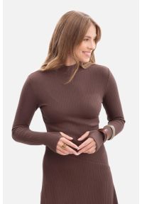 BeWear - Bawełniana sukienka dzianinowa z golfem rozkloszowana brąz. Okazja: na co dzień, do pracy. Typ kołnierza: golf. Kolor: brązowy. Materiał: dzianina, bawełna. Długość rękawa: długi rękaw. Styl: casual #2