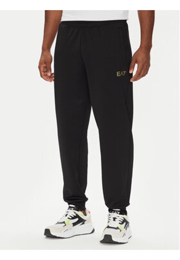EA7 Emporio Armani Dres 7M000554 AF13526 UC001 Czarny Regular Fit. Kolor: czarny. Materiał: syntetyk