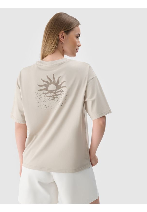 4f - 4F T-shirt oversize z nadrukiem damski - beżowy XL. Okazja: na plażę, na co dzień. Kolor: beżowy. Materiał: bawełna, jersey, dzianina. Wzór: nadruk. Styl: sportowy, casual, klasyczny