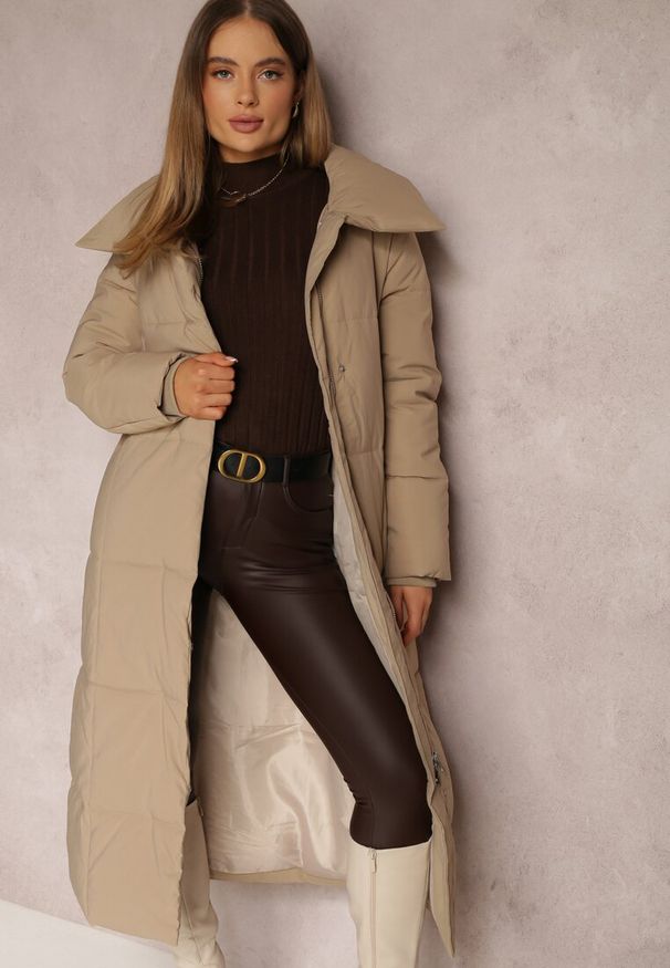 Renee - Ciemnobeżowa Kurtka za Kolano Pikowana Chadi. Kolor: beżowy. Materiał: jeans, tkanina. Sezon: zima. Styl: elegancki, klasyczny