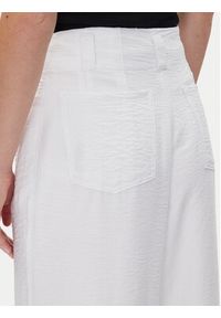 DKNY Spodnie materiałowe P41KTR48 Biały Loose Fit. Kolor: biały. Materiał: syntetyk #4