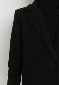 Born2be - Czarny Płaszcz Jednorzędowy Sono. Okazja: na co dzień. Typ kołnierza: golf. Kolor: czarny. Materiał: dzianina, jeans. Długość: do kolan. Styl: casual #6