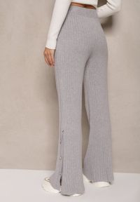 Renee - Jasnoszare Prążkowane Spodnie High Waist z Wiskozą o Szerokim Kroju Ozdobione Guzikami Zeriel. Okazja: na co dzień. Stan: podwyższony. Kolor: szary. Materiał: wiskoza, prążkowany. Wzór: aplikacja. Styl: wizytowy, casual