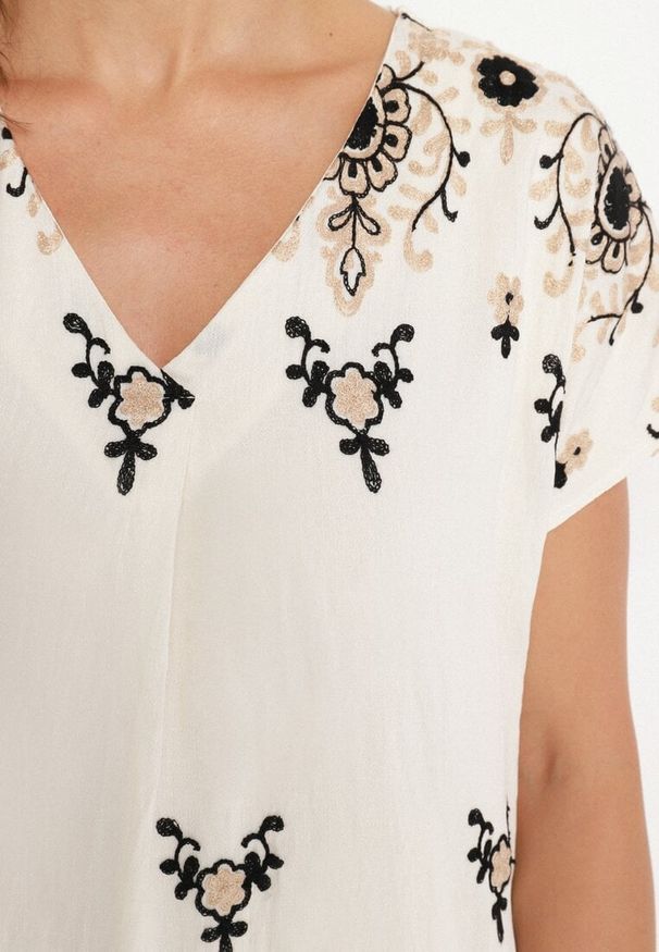 Born2be - Biało-Czarna Wiskozowa Sukienka Pudełkowa z Ornamentnym Wzorem Melosea. Okazja: na co dzień. Kolor: biały. Materiał: wiskoza. Styl: elegancki, casual