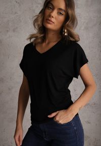 Renee - Czarny Wiskozowy T-shirt z Dekoltem V Eupharis. Okazja: na co dzień. Typ kołnierza: dekolt w kształcie V. Kolor: czarny. Materiał: wiskoza. Styl: casual, elegancki #5