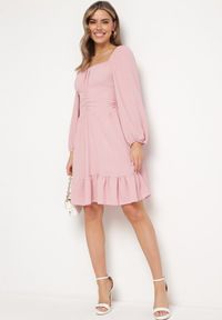 Born2be - Różowa Sukienka Auxede. Typ kołnierza: dekolt kwadratowy. Kolor: różowy. Materiał: tkanina. Długość rękawa: długi rękaw. Wzór: gładki #4