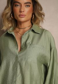 Renee - Zielona Koszula Oversize w Klasycznym Stylu z Kieszonką Liozira. Okazja: na co dzień, na spotkanie biznesowe. Typ kołnierza: kołnierzyk klasyczny. Kolor: zielony. Styl: klasyczny