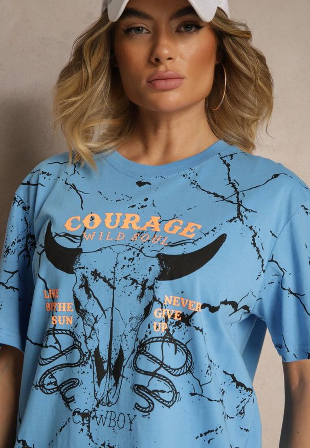 Renee - Jasnoniebieska Bawełniana Koszulka T-shirt z Nadrukiem Lanessae. Okazja: na co dzień, na imprezę. Kolor: niebieski. Materiał: bawełna. Wzór: nadruk. Styl: klasyczny, elegancki, casual