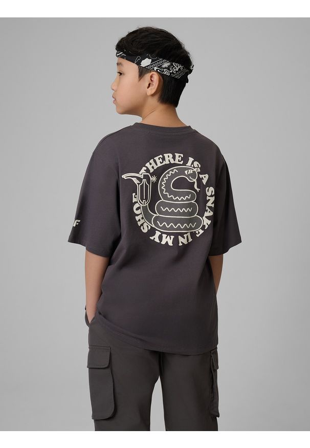 4f - 4F T-shirt loose z nadrukiem chłopięcy - szary 128 (7-8 lat). Okazja: na co dzień, na uczelnię. Kolor: szary. Materiał: dzianina, bawełna, materiał. Wzór: nadruk. Sezon: lato. Styl: casual, klasyczny